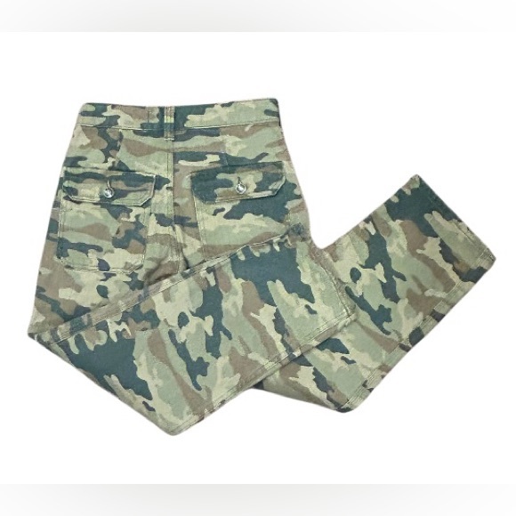 🔥NWT! FREE PEOPLE!! CAMOUFLAGE JEANS!! A MUST HAVE! TRENDING!!🔥 - Picture 10 of 15